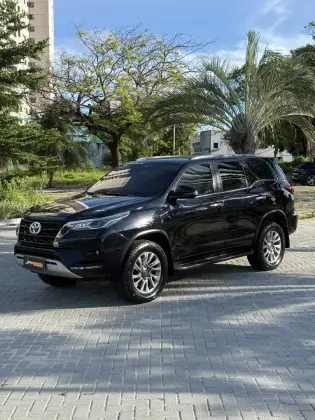 TOYOTA HILUX SW4 2.7 VVT-i FLEX SRV 7L 4X2 AUTOMÁTICO TOYOTA HILUX SW4 2.7 VVT-i FLEX SRV 7L 4X2 AUTOMÁTICO