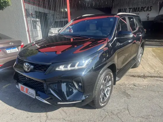 TOYOTA HILUX SW4 2.8 D-4D TURBO DIESEL DIAMOND 7L 4X4 AUTOMÁTICO