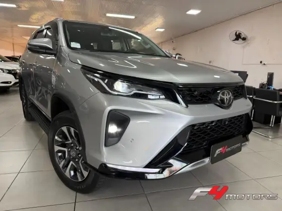 TOYOTA HILUX SW4 2.8 D-4D TURBO DIESEL SRX PLATINUM 4X4 AUTOMÁTICO