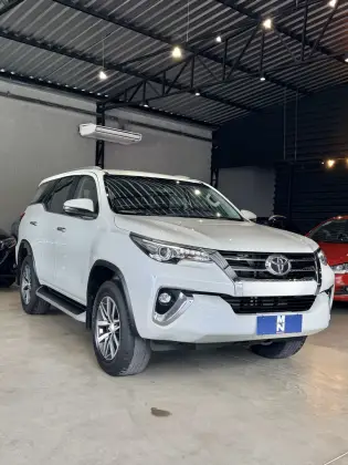 TOYOTA HILUX SW4 2.8 SRX 4X4 7 LUGARES 16V TURBO INTERCOOLER DIESEL 4P AUTOMÁTICO