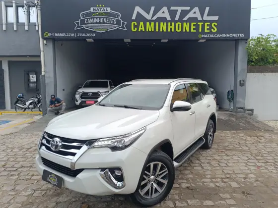 TOYOTA HILUX SW4 2.8 SRX 4X4 7 LUGARES 16V TURBO INTERCOOLER DIESEL 4P AUTOMÁTICO