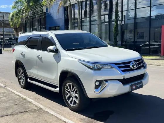 TOYOTA HILUX SW4 2.8 SRX 4X4 7 LUGARES 16V TURBO INTERCOOLER DIESEL 4P AUTOMÁTICO