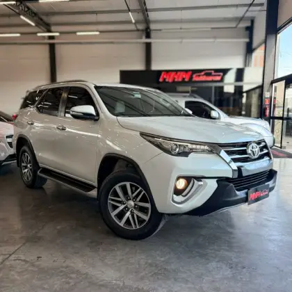 TOYOTA HILUX SW4 2.8 SRX 4X4 7 LUGARES 16V TURBO INTERCOOLER DIESEL 4P AUTOMÁTICO