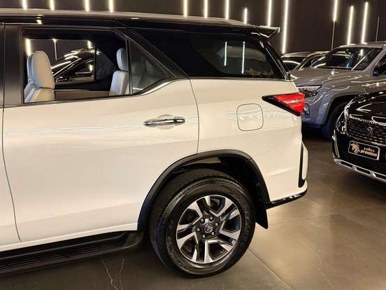 TOYOTA-HILUX SW4-2023