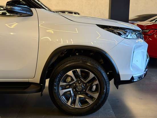 TOYOTA-HILUX SW4-2.8 D-4D TURBO DIESEL DIAMOND 7L 4X4 AUTOMÁTICO TOYOTA-HILUX SW4-2023