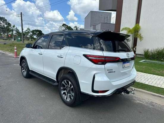 TOYOTA-HILUX SW4-2023