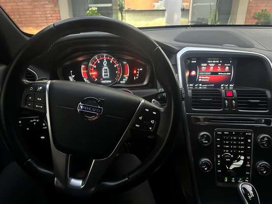 VOLVO-XC60-2015