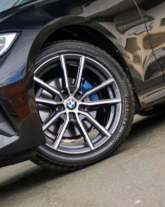 BMW-320i-2022