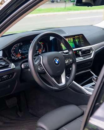 BMW-320i-2022