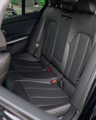 BMW-320i-2022