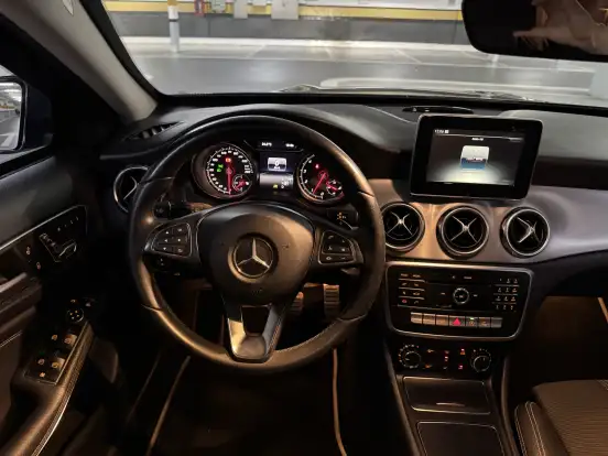 MERCEDES-BENZ-GLA 200-2018
