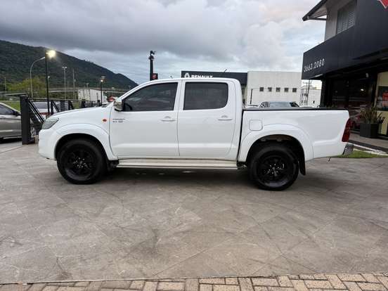 TOYOTA-HILUX-2.7 SR 4X2 CD 16V FLEX 4P AUTOMÁTICO TOYOTA-HILUX-2013
