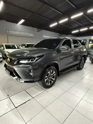 TOYOTA HILUX SW4 2.8 D-4D TURBO DIESEL DIAMOND 7L 4X4 AUTOMÁTICO TOYOTA HILUX SW4 2.8 D-4D TURBO DIESEL DIAMOND 7L 4X4 AUTOMÁTICO