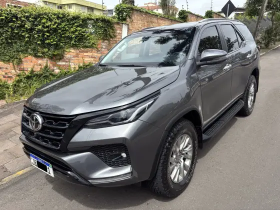 TOYOTA HILUX SW4 2.8 D-4D TURBO DIESEL SRX 4X4 AUTOMÁTICO