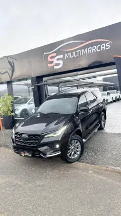 TOYOTA HILUX SW4 2.8 D-4D TURBO DIESEL SRX 4X4 AUTOMÁTICO