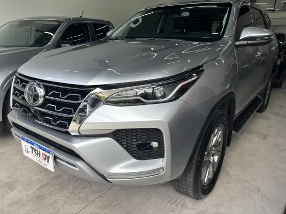 TOYOTA HILUX SW4 2.8 D-4D TURBO DIESEL SRX 7L 4X4 AUTOMÁTICO