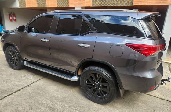 TOYOTA HILUX SW4 2.8 SRX 4X4 7 LUGARES 16V TURBO INTERCOOLER DIESEL 4P AUTOMÁTICO