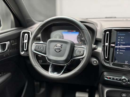 VOLVO-XC40-2019