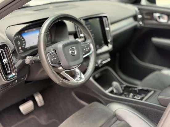 VOLVO-XC40-2019