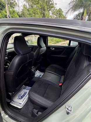 VOLVO-C40-2021