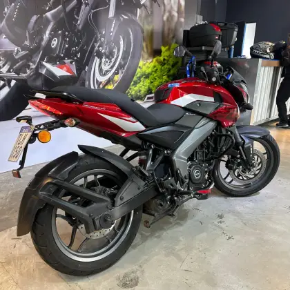 BAJAJ DOMINAR 200 