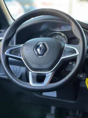 RENAULT-LOGAN-2022