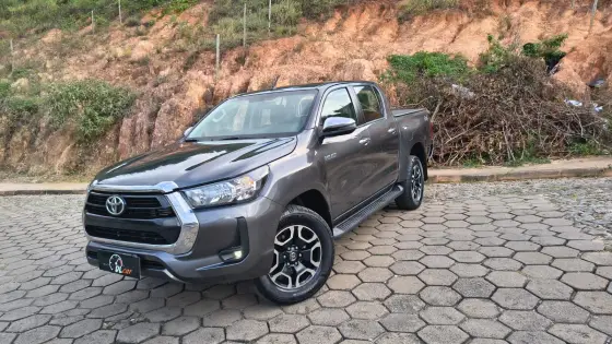 TOYOTA HILUX 2.8 D-4D TURBO DIESEL CD SRV 4X4 AUTOMÁTICO