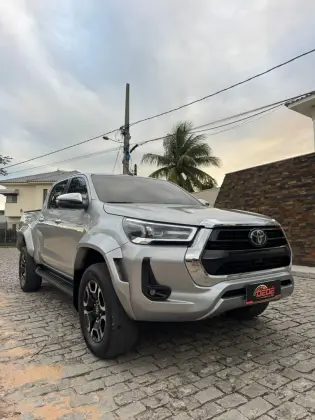 TOYOTA HILUX 2.8 D-4D TURBO DIESEL CD SRX PLUS 4X4 AUTOMÁTICO