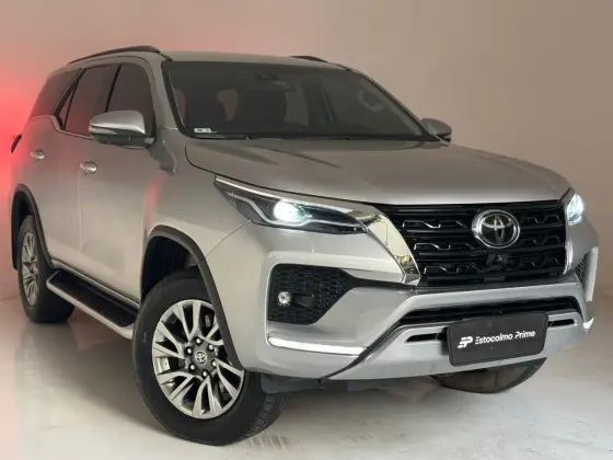 TOYOTA HILUX SW4 2.8 D-4D TURBO DIESEL SRX 4X4 AUTOMÁTICO