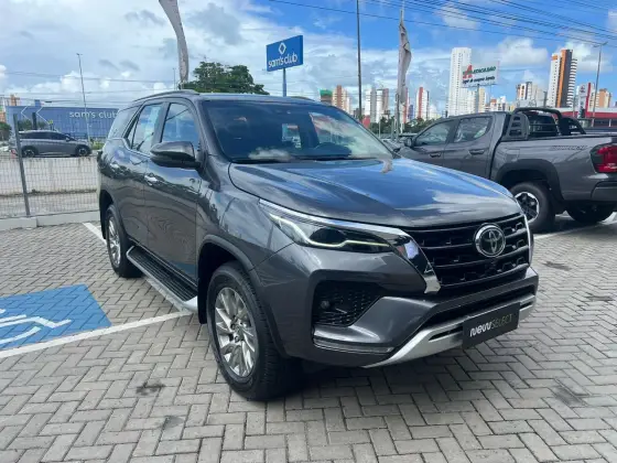 TOYOTA HILUX SW4 2.8 D-4D TURBO DIESEL SRX 7L 4X4 AUTOMÁTICO
