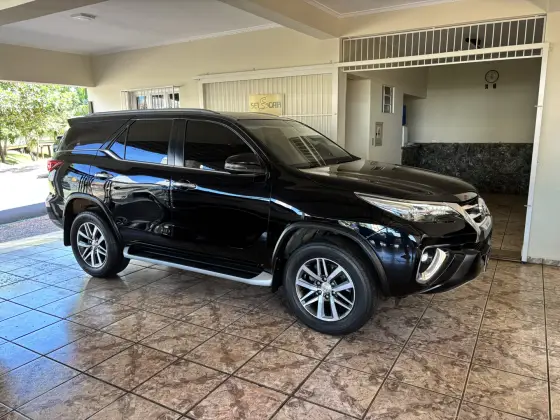 TOYOTA HILUX SW4 2.8 SRX 4X4 7 LUGARES 16V TURBO INTERCOOLER DIESEL 4P AUTOMÁTICO