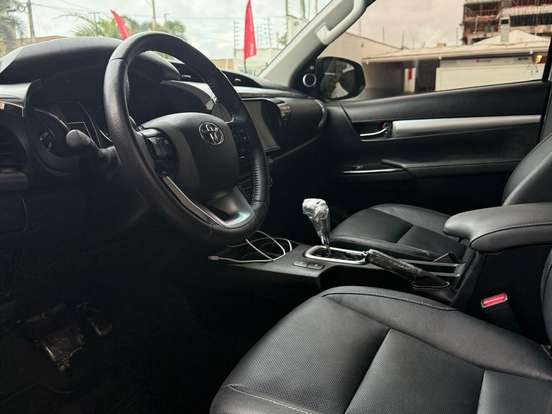 TOYOTA-HILUX-2.8 D-4D TURBO DIESEL CD SRX PLUS 4X4 AUTOMÁTICO TOYOTA-HILUX-2025