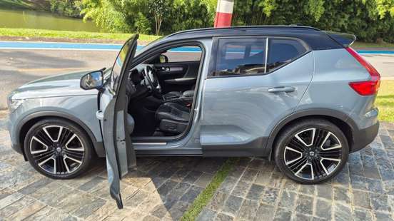 VOLVO-XC40-2019