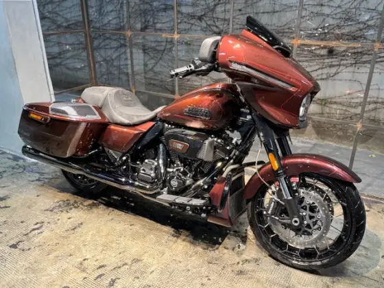 HARLEY-DAVIDSON CVO STREET GLIDE 