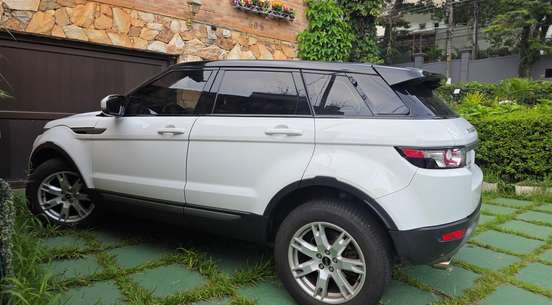 LAND ROVER-RANGE ROVER EVOQUE-2.0 PURE 4WD 16V GASOLINA 4P AUTOMÁTICO LAND ROVER-RANGE ROVER EVOQUE-2013