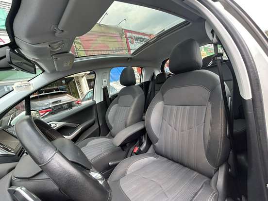 PEUGEOT-208-2017