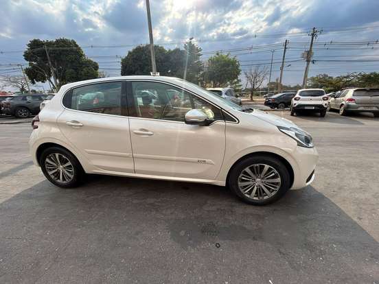 PEUGEOT-208-1.6 GRIFFE 16V FLEX 4P AUTOMÁTICO PEUGEOT-208-2017