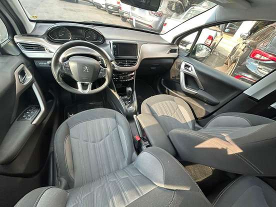 PEUGEOT-208-2017