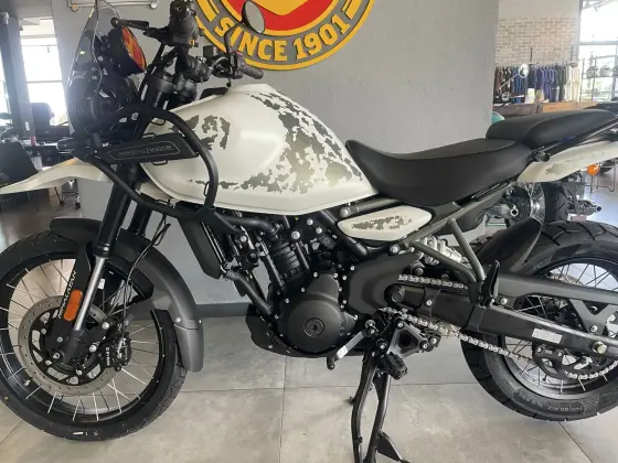 ROYAL ENFIELD HIMALAYAN 450 KAMET WHITE ROYAL ENFIELD HIMALAYAN 450 KAMET WHITE