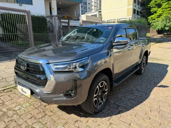 TOYOTA HILUX 2.8 D-4D TURBO DIESEL CD SRX 4X4 AUTOMÁTICO