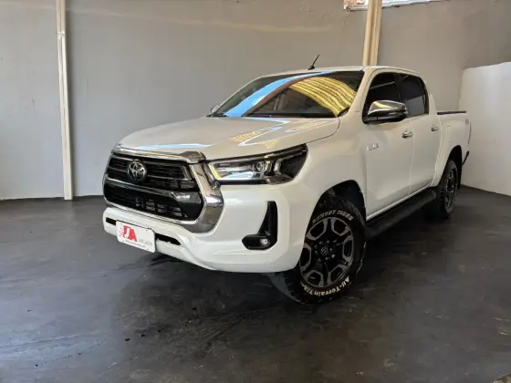 TOYOTA HILUX 2.8 D-4D TURBO DIESEL CD SRX 4X4 AUTOMÁTICO
