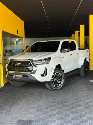 TOYOTA HILUX 2.8 D-4D TURBO DIESEL CD SRX PLUS 4X4 AUTOMÁTICO