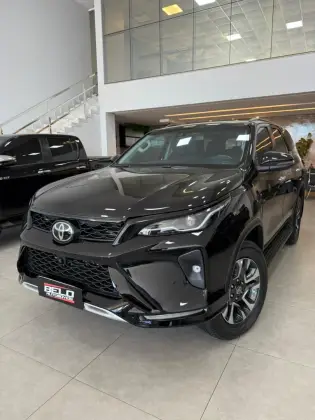 TOYOTA HILUX SW4 2.8 D-4D TURBO DIESEL SRX PLATINUM 7L 4X4 AUTOMÁTICO