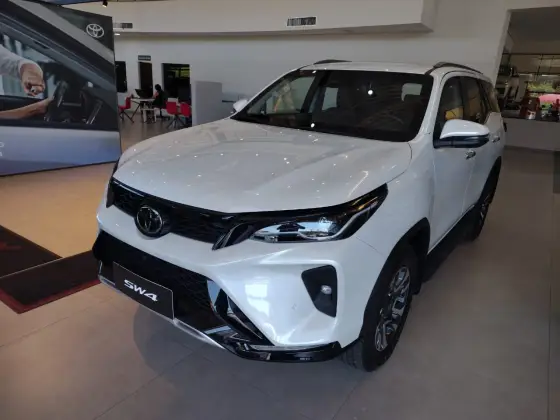 TOYOTA HILUX SW4 2.8 D-4D TURBO DIESEL SRX PLATINUM 7L 4X4 AUTOMÁTICO