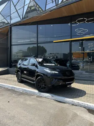 TOYOTA HILUX SW4 2.8 SRX 4X4 7 LUGARES 16V TURBO INTERCOOLER DIESEL 4P AUTOMÁTICO
