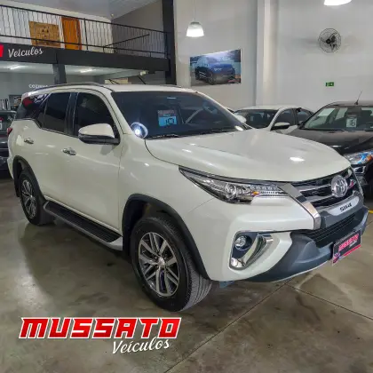 TOYOTA HILUX SW4 2.8 SRX 4X4 7 LUGARES 16V TURBO INTERCOOLER DIESEL 4P AUTOMÁTICO