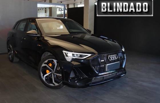 AUDI E-TRON ELÉTRICO PERFORMANCE BLACK QUATTRO
