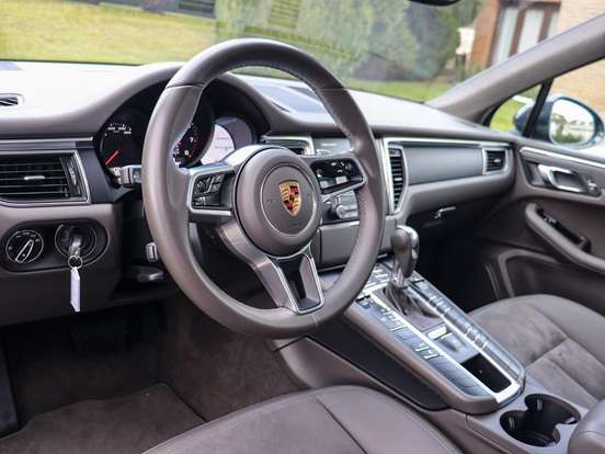 PORSCHE-MACAN-2017