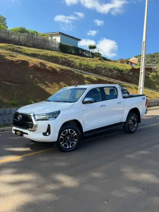 TOYOTA HILUX 2.8 D-4D TURBO DIESEL CD SRV 4X4 AUTOMÁTICO