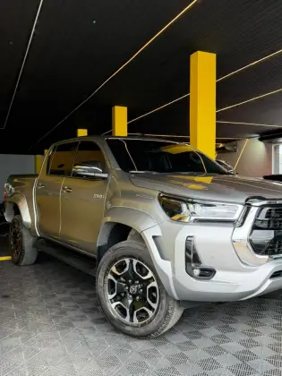TOYOTA HILUX 2.8 D-4D TURBO DIESEL CD SRX PLUS 4X4 AUTOMÁTICO